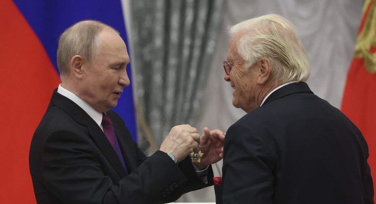 انتقاد از رهبر ارکستر اتحادیه اروپا به دلیل پذیرش نشان افتخار روسیه