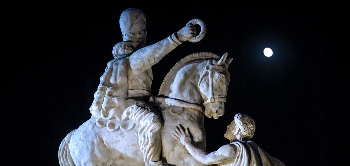 کنایه زیدآبادی به نصب مجسمه شاپور در میدان انقلاب