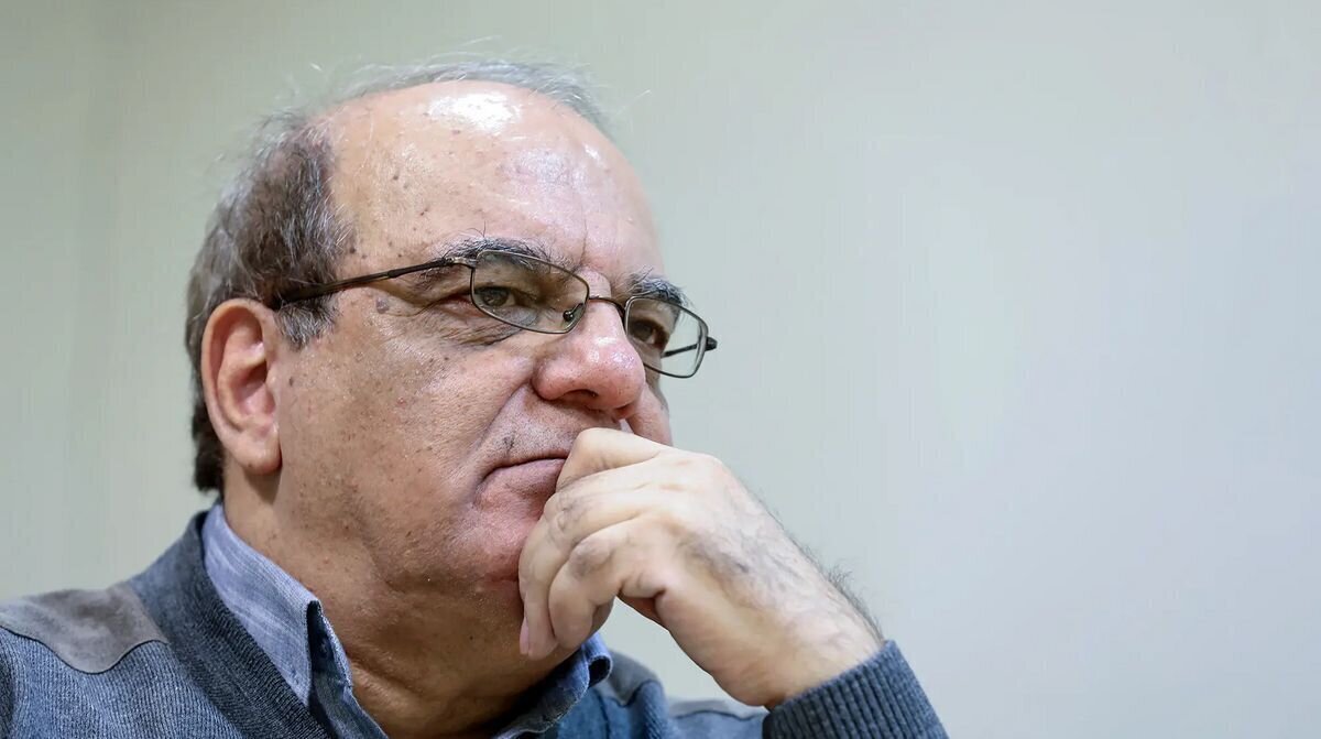 انتقاد  عباس عبدی به پزشکیان در مورد قیمت بنزین: خود دانید و مملکت تون!