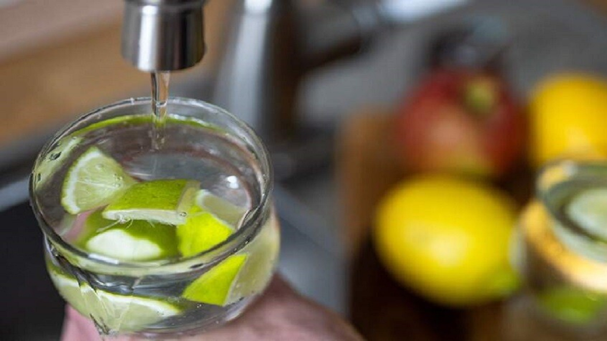 آیا آب با لیمو به کاهش وزن کمک می‌کند؟