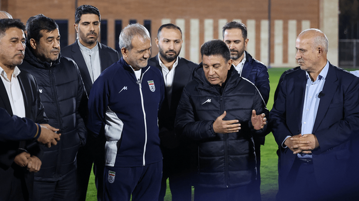 پزشکیان پا به توپ شد