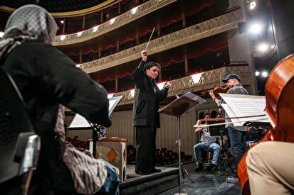 نخستین زنی که چوب رهبری ارکستر سمفونیک تهران را به دست گرفت