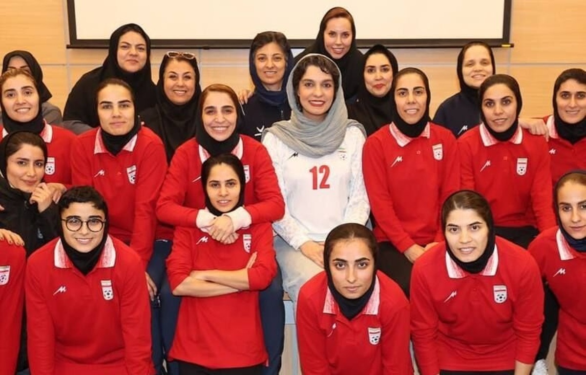 پیراهن شماره ۱۲ تیم فوتسال به الیکا عبدالرزاقی اهدا شد +عکس