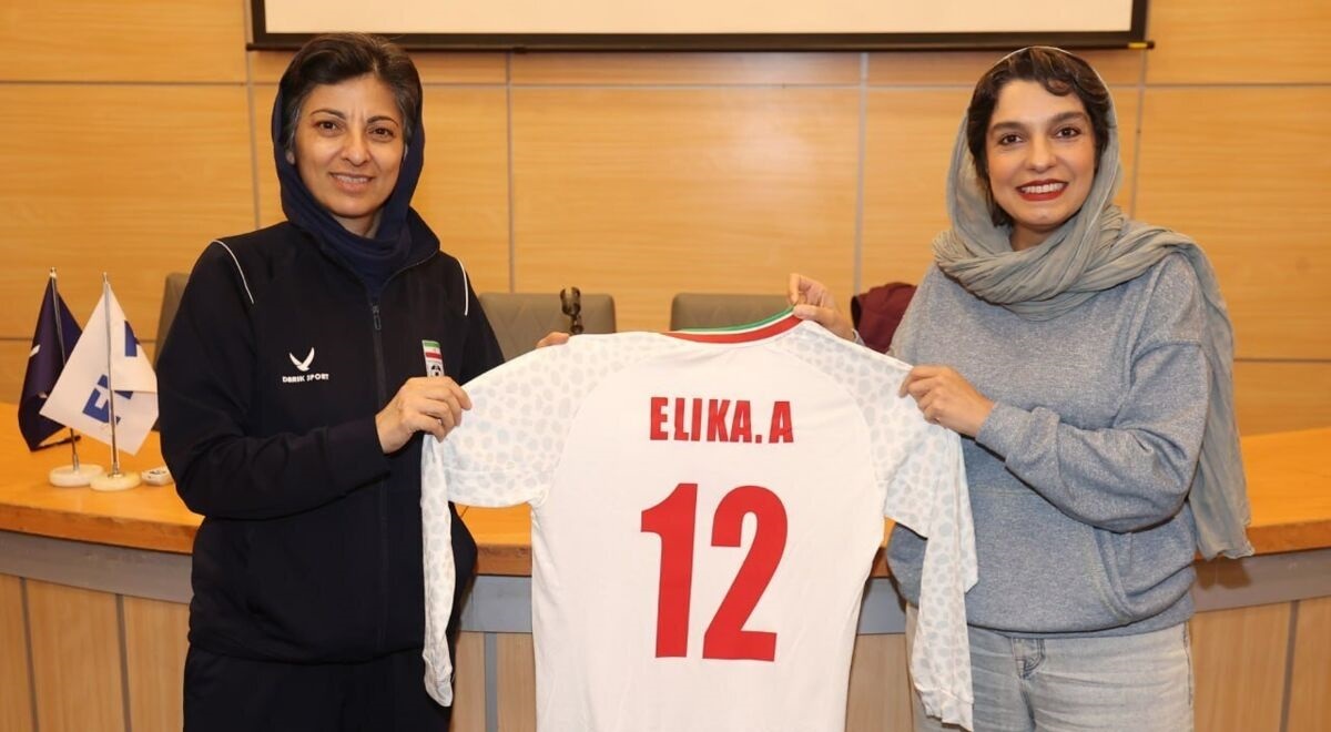 پیراهن شماره ۱۲ تیم فوتسال به الیکا عبدالرزاقی اهدا شد +عکس