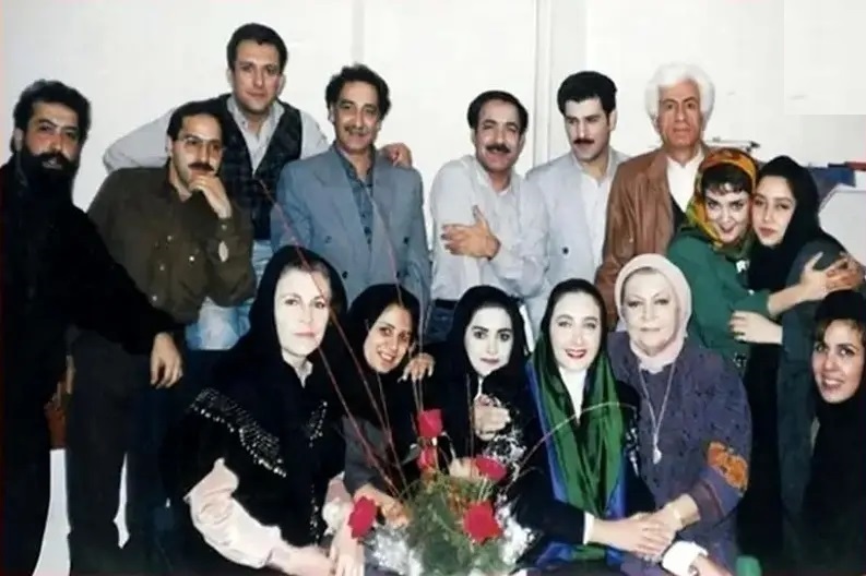 «کتایون ریاحی» در آغوش «حمیده خیرآبادی» در پشت‌صحنه «پدرسالار»