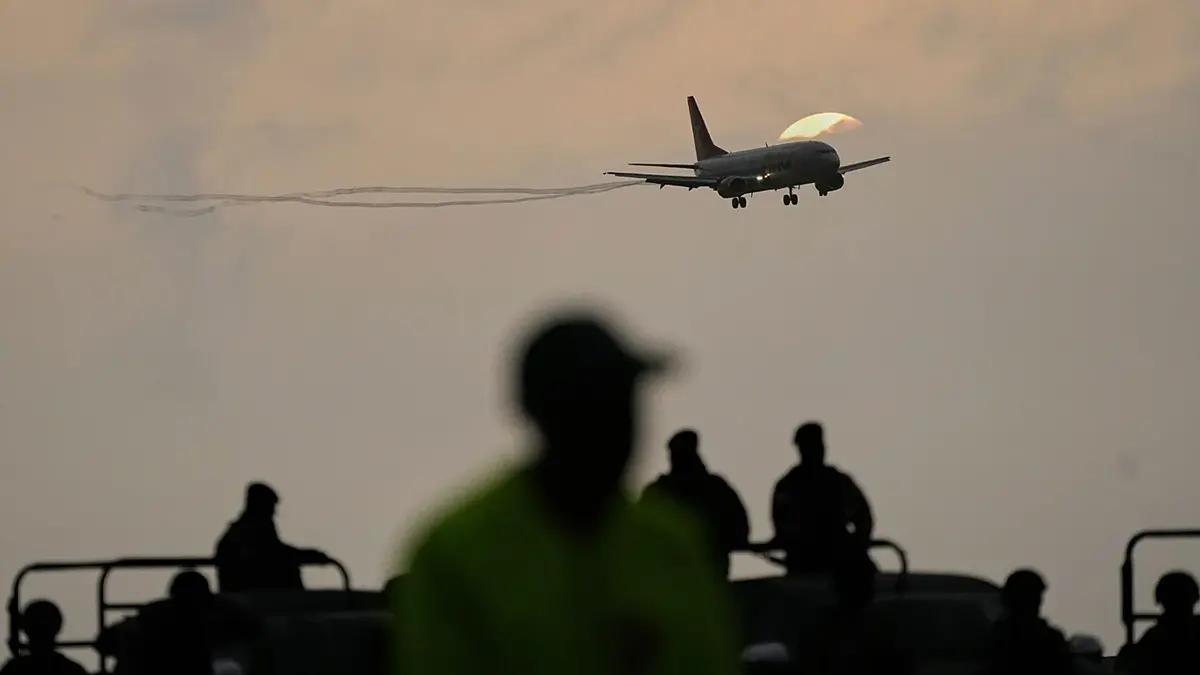 ادعایی درباره اخراج پناهجویان ایرانی از آمریکا؛ دست‌وپابسته، کتک‌خورده و کشان‌کشان سوار هواپیما شدند