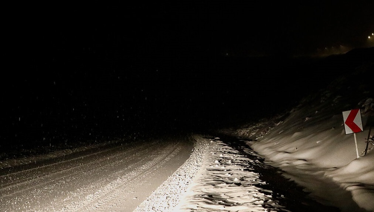 بارش برف در گردنه‌های چری و شاه منصوری کوهرنگ