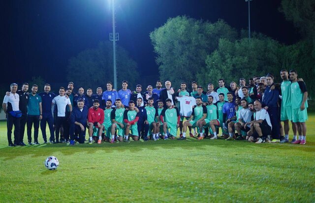 تونل افتخار برای مهدی طارمی در تمرین تیمملی + عکس تونل افتخار برای مهدی طارمی در تمرین تیمملی + عکس