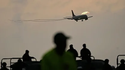 ادعایی درباره اخراج پناهجویان ایرانی از آمریکا؛ دست‌وپابسته، کتک‌خورده و کشان‌کشان سوار هواپیما شدند