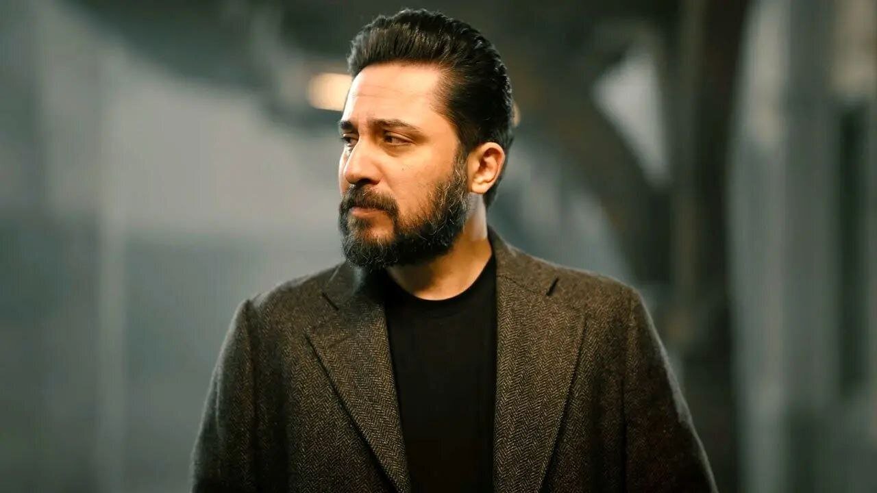 روزبه بمانی خواننده پاپ برای شهیدان زین‌الدین خواند و با صحنه خداحافظی کرد