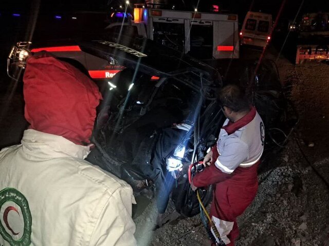 تصادف پراید با دو تریلی در اتوبان زرندیه - تهران/۵ فوتی و مصدوم