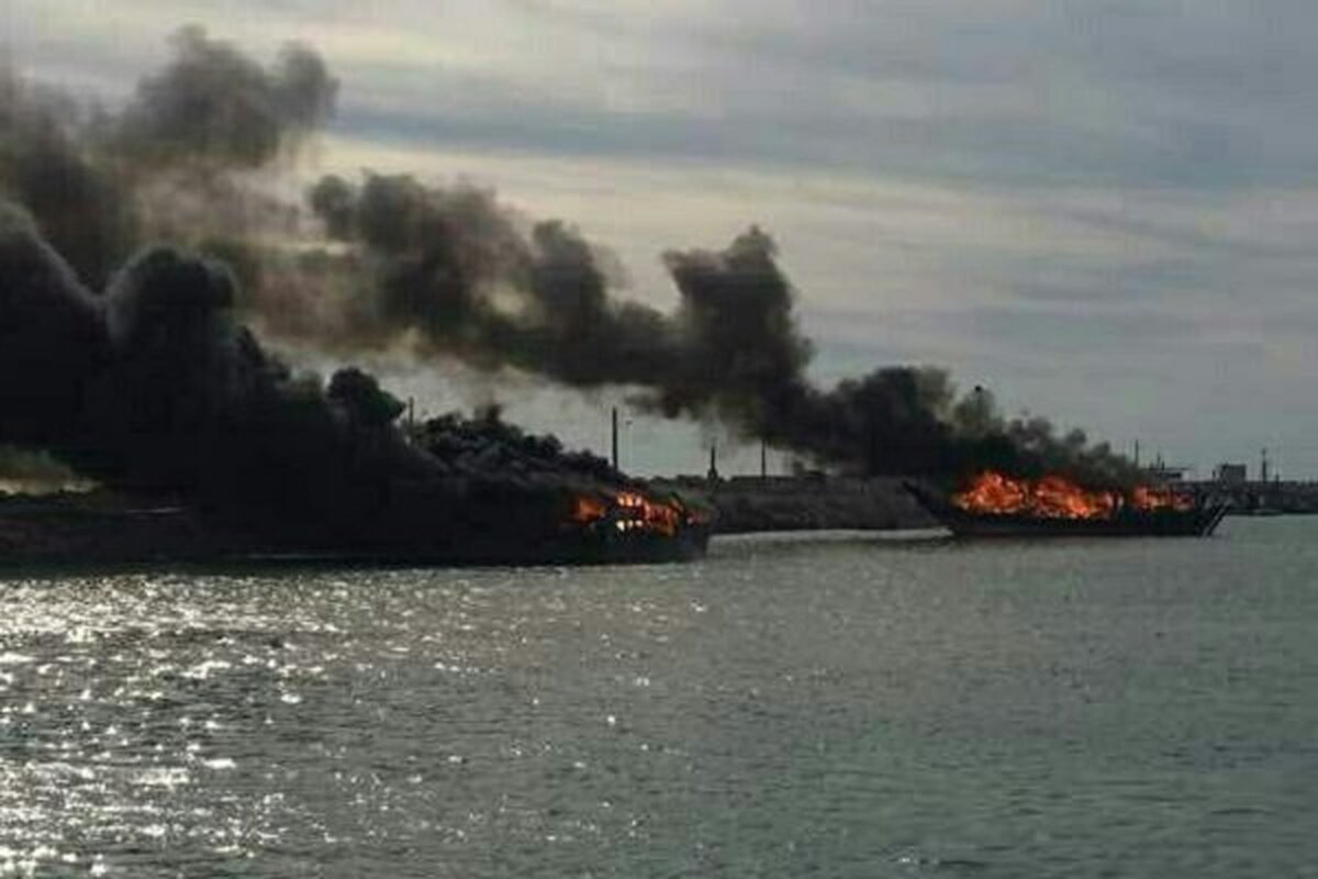 آتش سوزی یک لنج باربری در اسکله بندر چارک