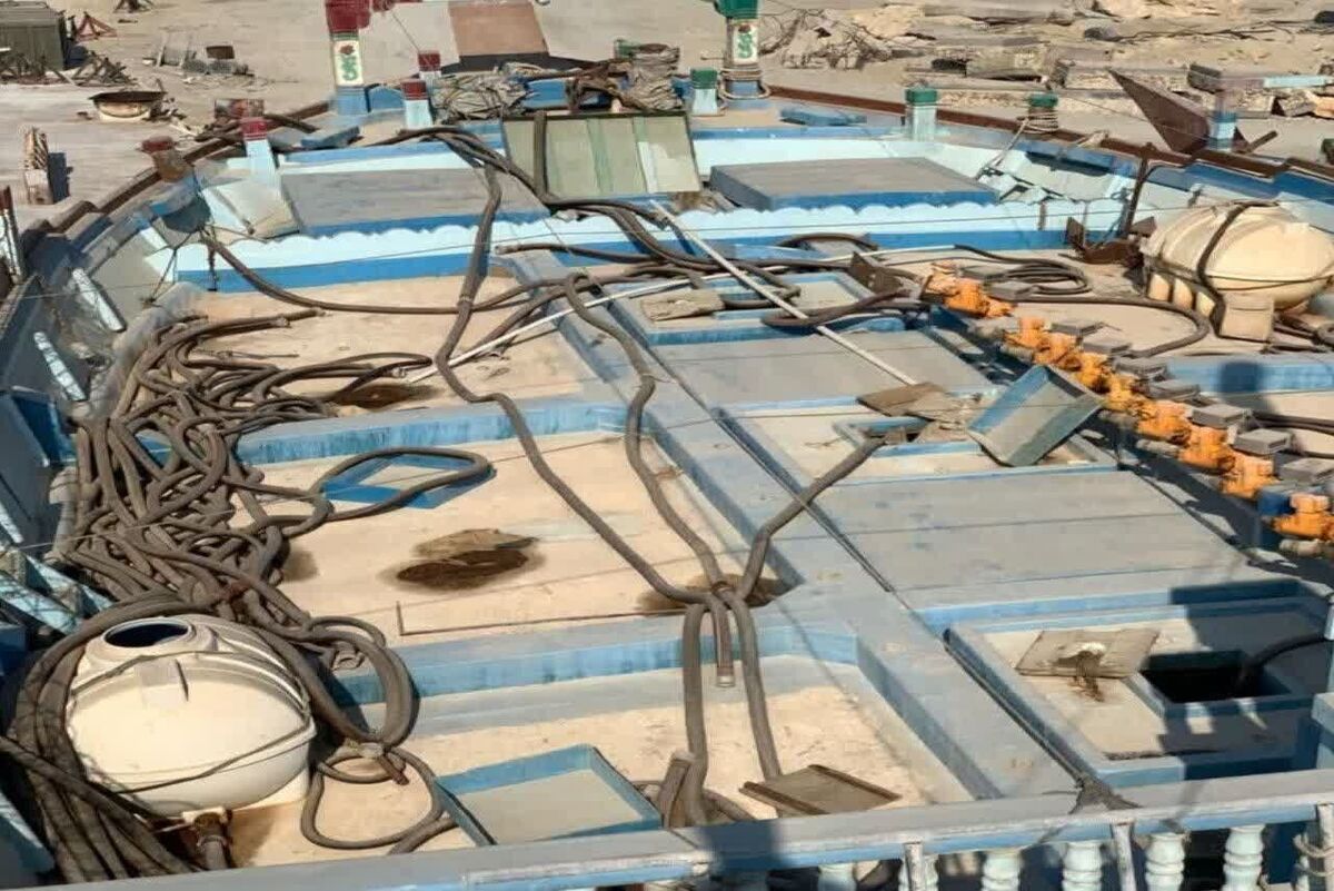 توقیف شناور حامل سوخت قاچاق در خلیج فارس/ ۱۱ نفر دستگیر شدند