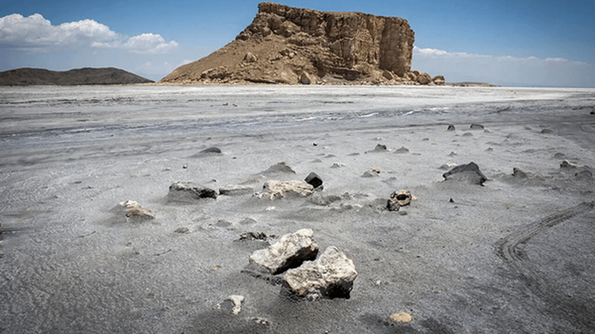 بوسه تلخ دریاچه ارومیه بر تراز کف