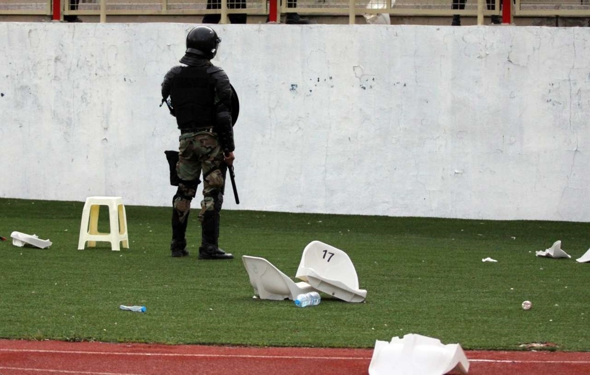 دربی ۱۰۶؛ تنش و پرتاب سنگ بین هواداران استقلال و پرسپولیس