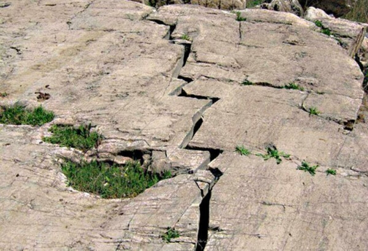 آیا فرونشست زمین گسل‌های زلزله را فعال می‌کند؟