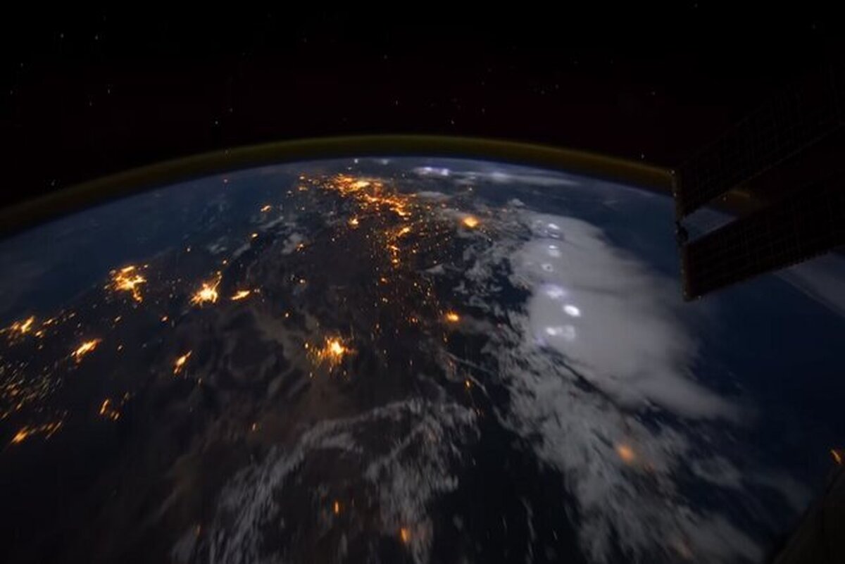 عکس روز ناسا: پرواز شب‌هنگام بر فراز زمین