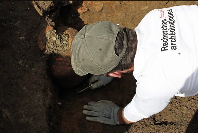 کشف قلک‌های ۱۸۰۰ساله پر از سکه+ عکس