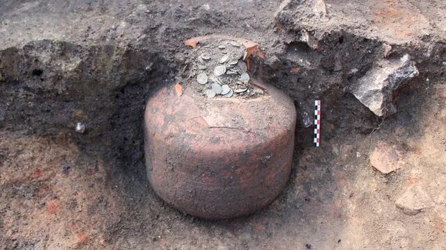 کشف قلک‌های ۱۸۰۰ساله پر از سکه+ عکس