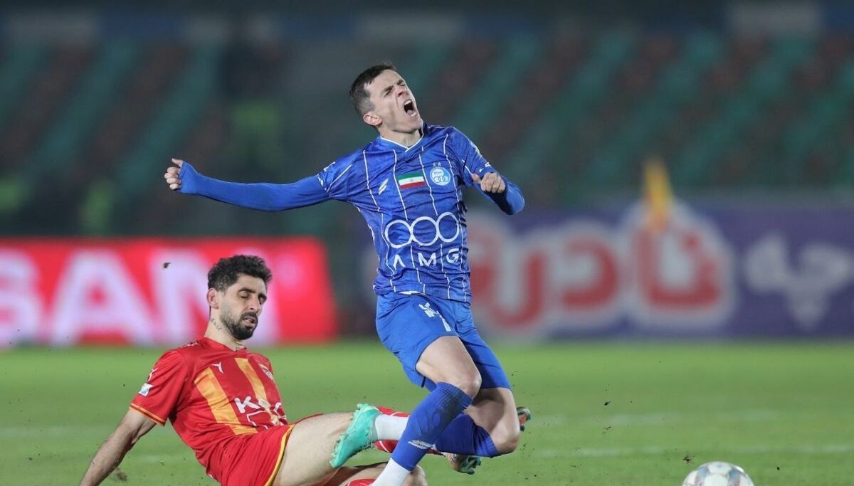 بوسه ۵۱ میلیونی جنجال تازه در فوتبال ایران