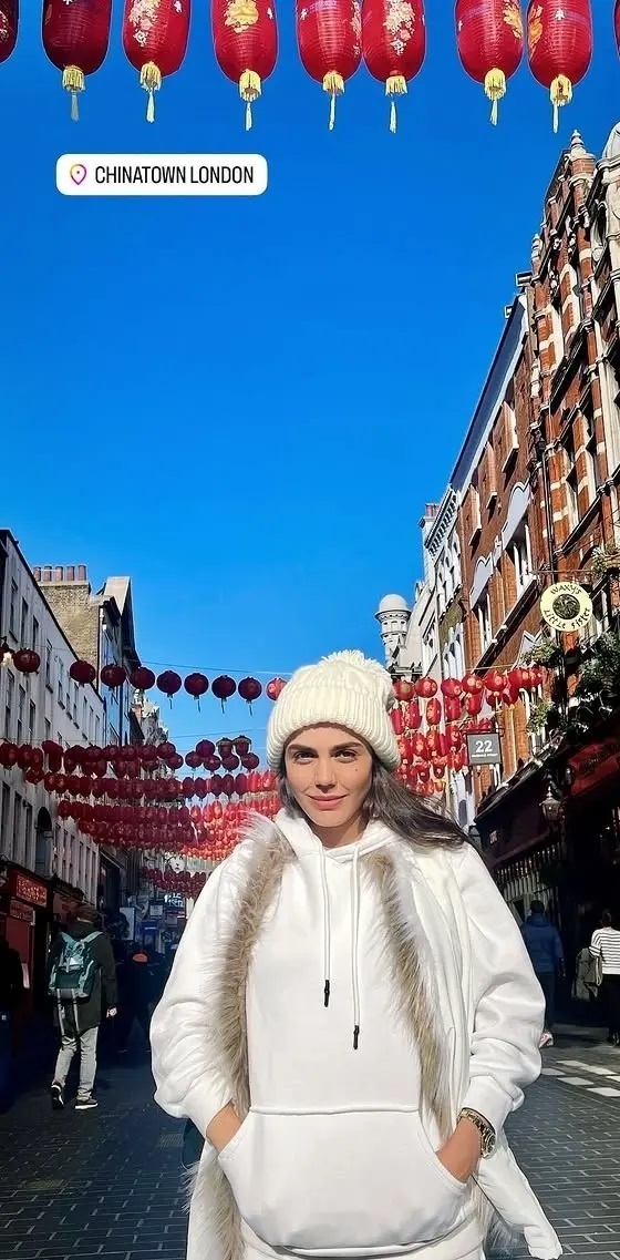 «باران» سریال آوای باران در حال قدم زدن در لندن در ۳۶ سالگی