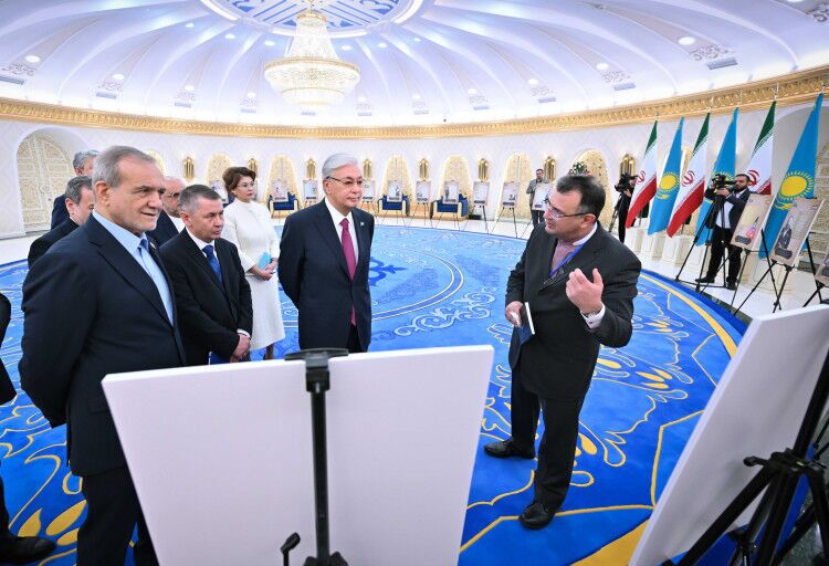 بازدید توکایف و پزشکیان از نمایشگاه نسخه‌های خطی تاریخ قزاقستان از آرشیوهای ایران