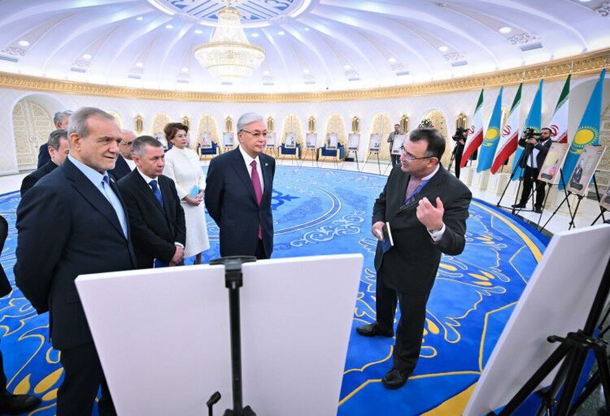 بازدید توکایف و پزشکیان از نمایشگاه نسخه‌های خطی تاریخ قزاقستان از آرشیوهای ایران