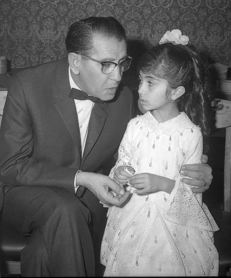 «جهانگیر فروهر» در حال صحبت با دخترش «لیلا فروهر» در دهه ۴۰