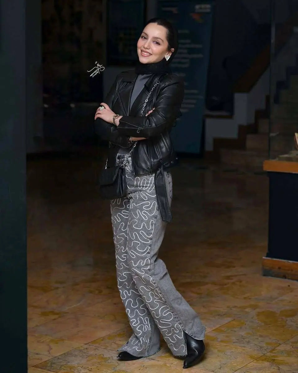 عکس/ پوشش متفاوت نازنین بیاتی در نمایشگاه «چهارسوی خیال»