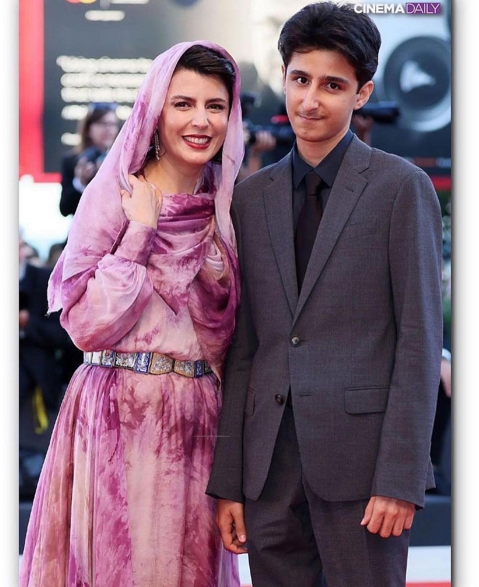 تصویری از لیلا حاتمی و پسرش مانی مصفا در فرش قرمز اختتامیه فستیوال ونیز