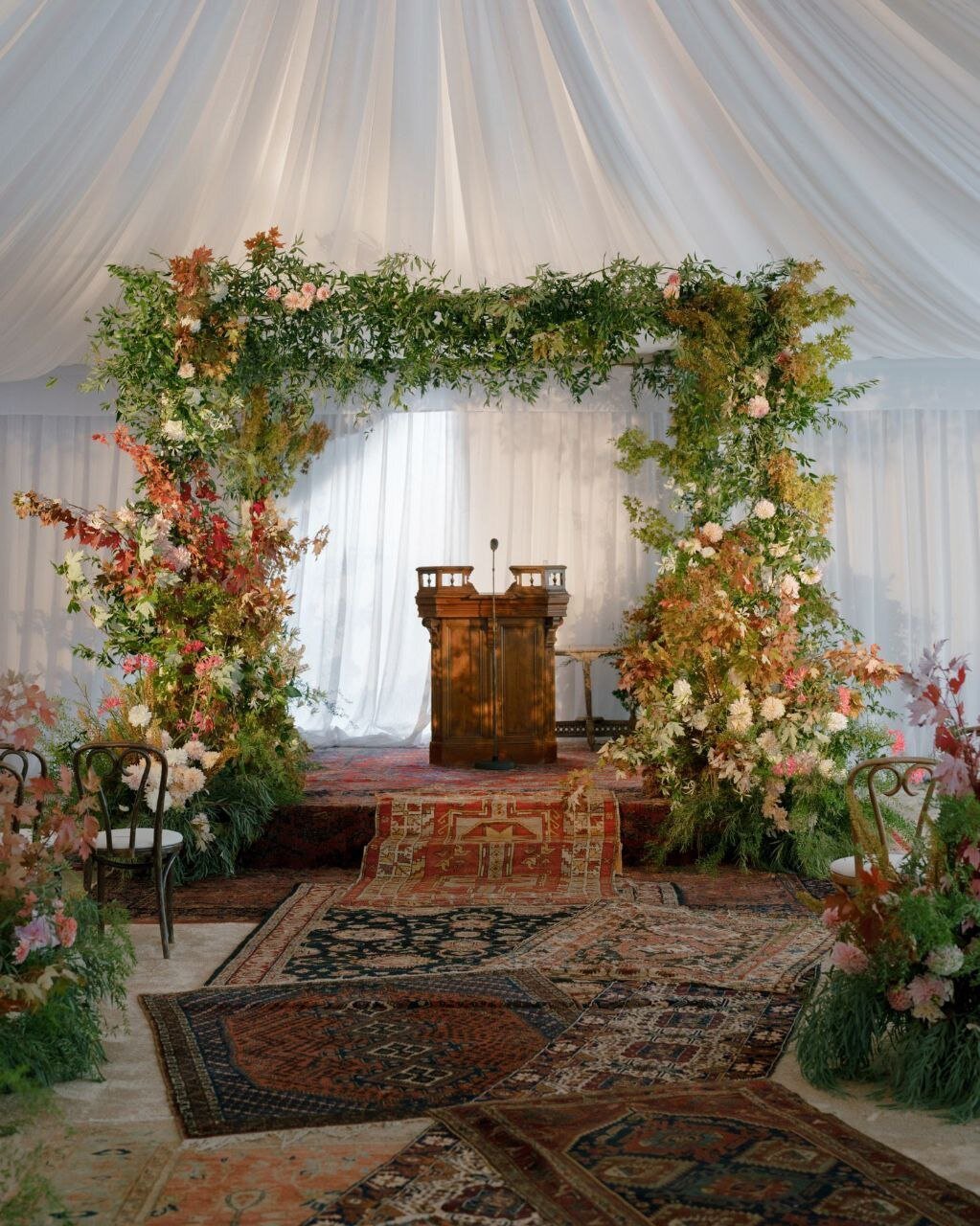 نشان ایرانی در مراسم عروسی سلنا گومز و بنی بلانکو نشان ایرانی در مراسم عروسی سلنا گومز و بنی بلانکو