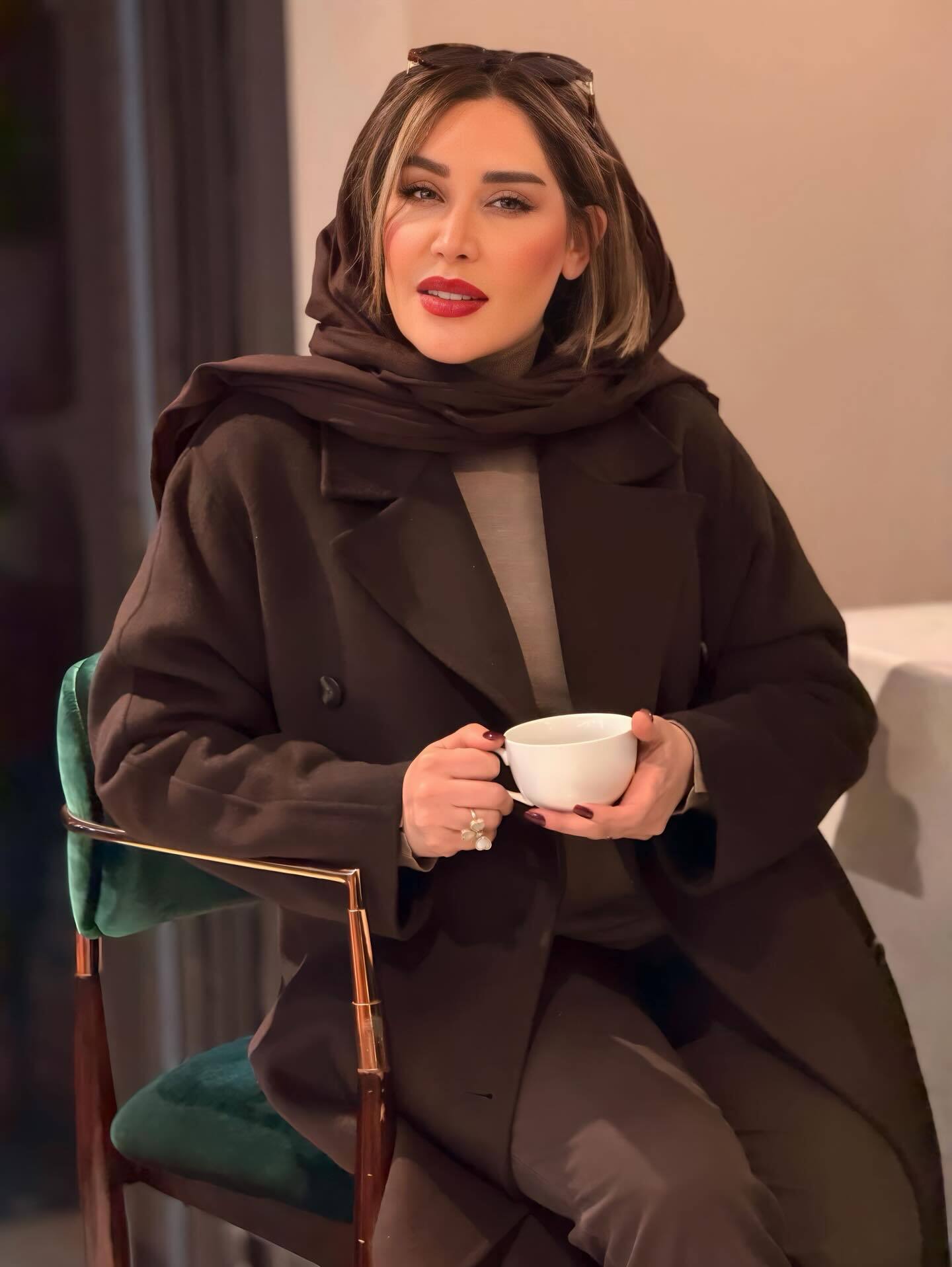 استایل شیک و باکلاس سارا منجزی‌پور در یک کافه