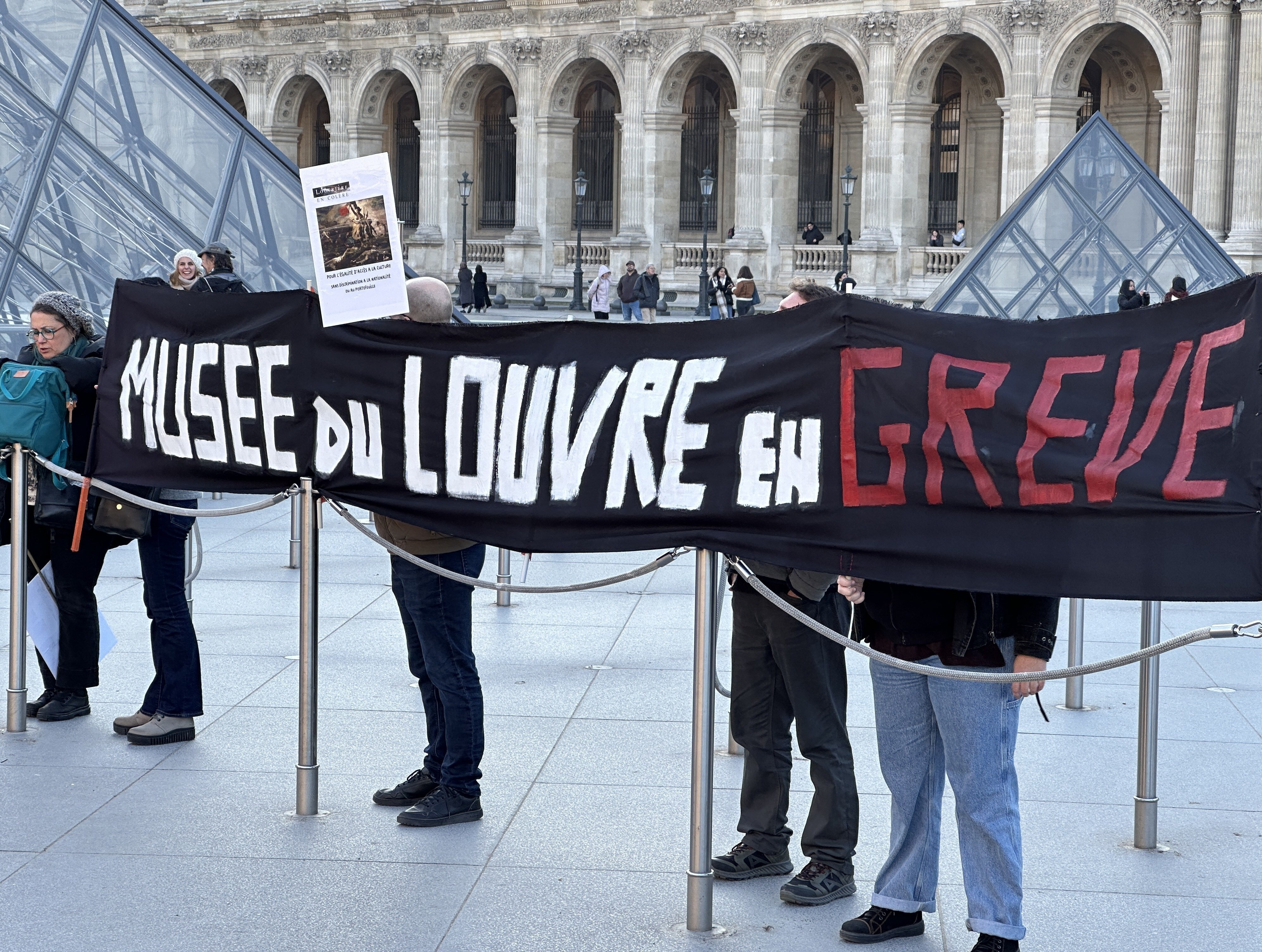 موزه لوور تعطیل شد