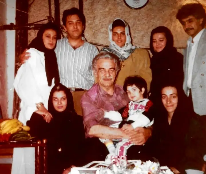 عکس/ چهره جوانِ اکرم محمدی در جشن تولد منوچهر نوذری سال ۱۳۷۳ عکس/ چهره جوانِ اکرم محمدی در جشن تولد منوچهر نوذری سال ۱۳۷۳