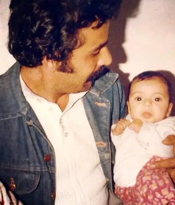 تصویری از نوزادی رویا میرعلمی بازیگر سریال شمعدونی در آغوش پدرش تصویری از نوزادی رویا میرعلمی بازیگر سریال شمعدونی در آغوش پدرش