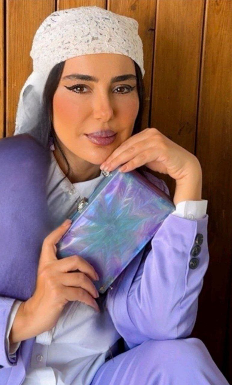 بازیگر بامداد خمار با یک تیپ یاسی جلب‌توجه کرد