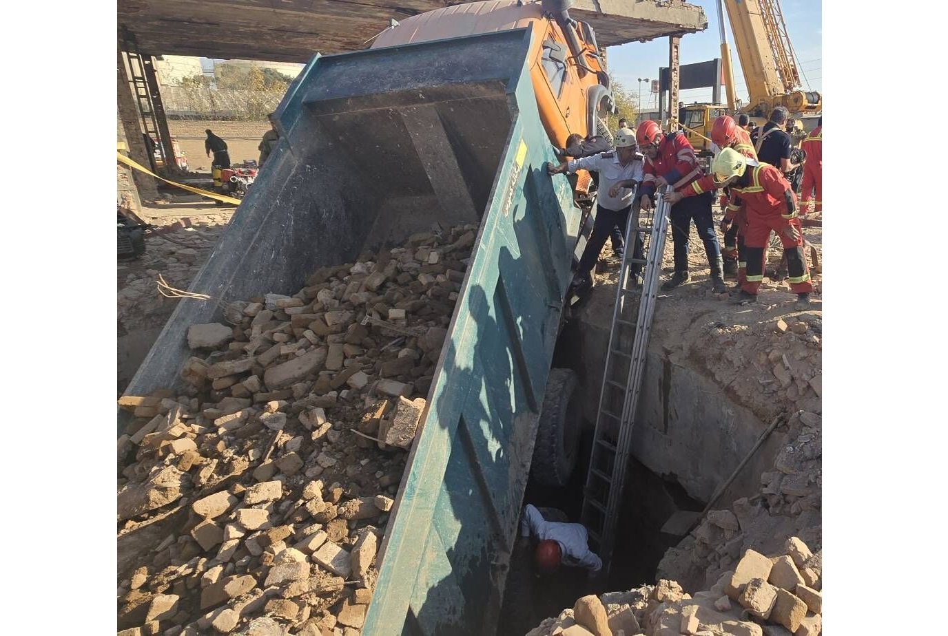 سقوط مرگبار یک کامیون در درون آب انبار در تهران