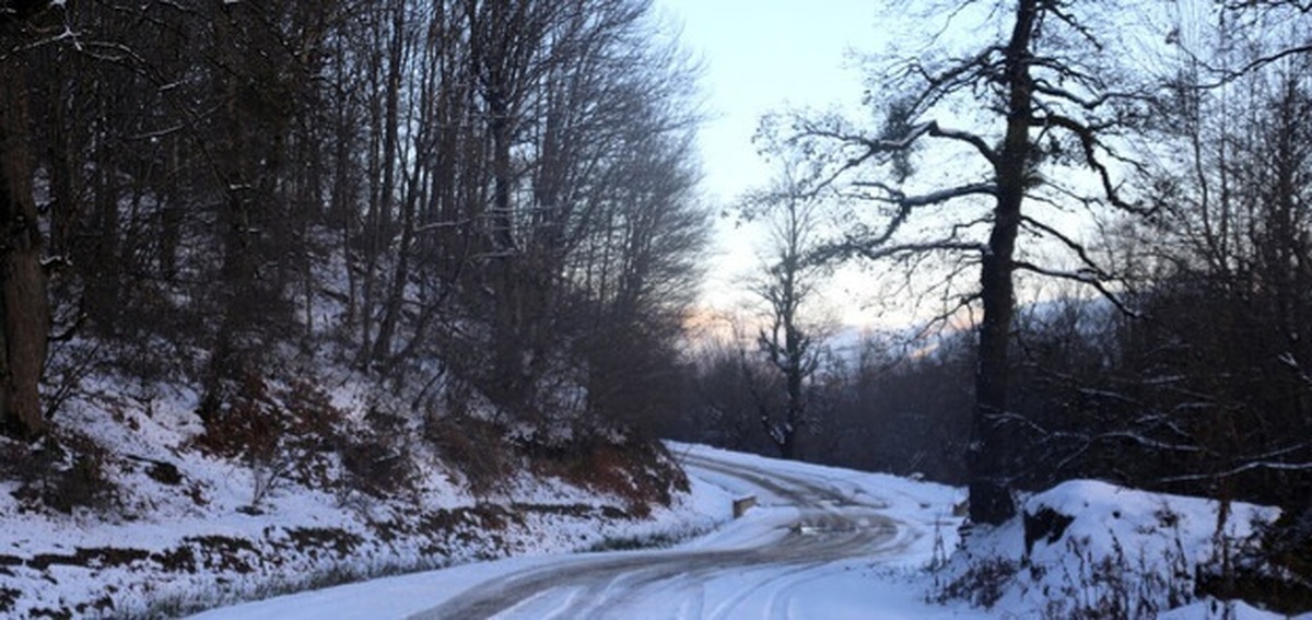 برف پاییزی در مازندران/ ۲۰ روستای بخش لاریجان آمل سفیدپوش شد