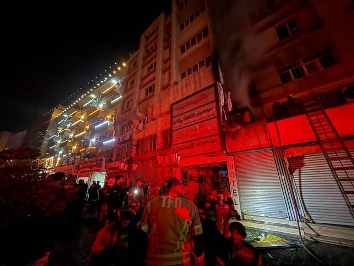 نجات ۷۰ نفر از آتش‌سوزی در یک ساختمان اقامتی در خیابان سعدی