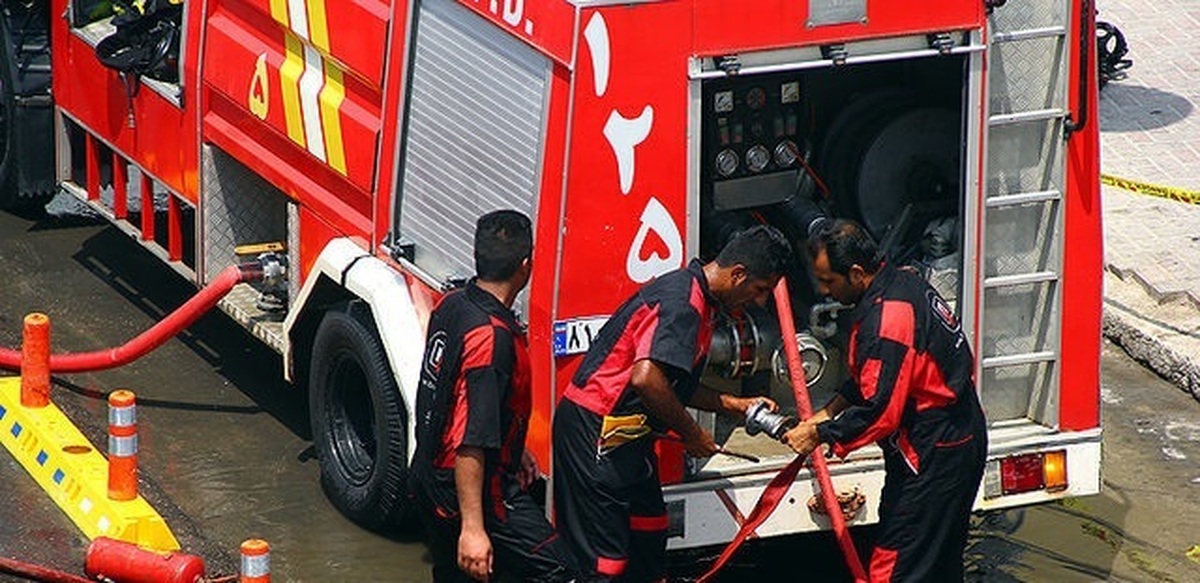 نجات ۲۰ نفر از حادثه آتش‌سوزی شهرک راه‌آهن تهران