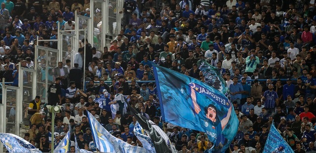 استقلال با شکست فولاد به استقبال داربی رفت