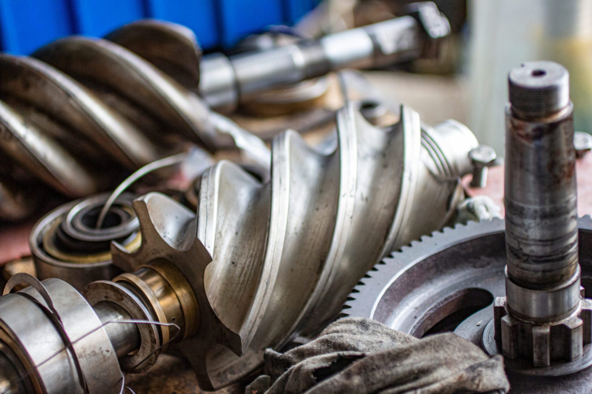 ضمانت عملکرد کمپرسور اسکرو با بازرسی دوره‌ای کوپلینگ‌ها و تسمه‌ها حاصل میشود