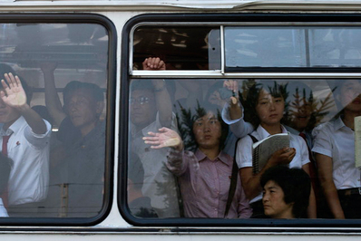 از زمان به قدرت رسیدن "کیم جونگ اون" در کره شمالی، عکاسان و خبرنگاران جهان توانستند مجوز ورود به حصار کره شمالی را کسب کنند وضعیت زنذگی زنان در کره شمالی به یکی از موضوعات مورد توجه آنها بدل شده است.