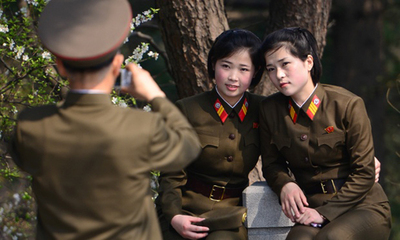 از زمان به قدرت رسیدن "کیم جونگ اون" در کره شمالی، عکاسان و خبرنگاران جهان توانستند مجوز ورود به حصار کره شمالی را کسب کنند وضعیت زنذگی زنان در کره شمالی به یکی از موضوعات مورد توجه آنها بدل شده است.