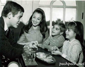 جورج کلونی در مقابل پدرش نیک کلونی و مادر و خواهرش