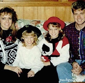 جسیکا و اشلی سیمپسون در کنار مادر و پدرشان