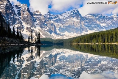 کوه های راکی از بریتیش کلمبیا-کانادا- تا نیومکزیکو-آمریکا- قد برافراشته اند. در پایین این همه شکوه دریاچه های شفاف و یک دست عکس یار قدبلندشان را منعکس می کنند.