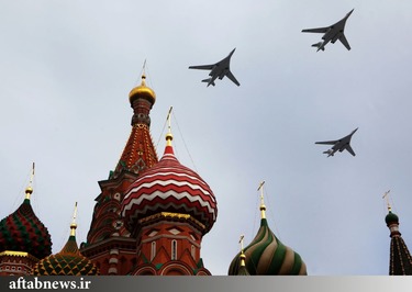 بمب افکن استراتژیکی « تو -160» بر فراز میدان سرخ مسکو در رژه پیروزی.
