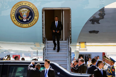آقای اوباما از پله‌هایی پایین آمد که فرش قرمز روی آن نبود
