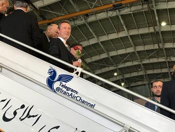 پایین آمدن مدیرعامل ایرباس از نخستین هواپیمای تحویلی به ایران در فرودگاه مهرآباد